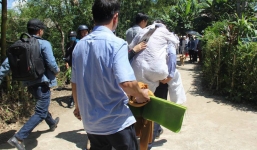 Cô dâu ngất lịm, phải có người cõng vẫn xin được đi theo xe tang mai táng chú rể