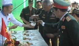 Bộ trưởng Quốc phòng Nga tỏ vẻ tâm đắc khi nếm thử nem do các chiến sĩ Việt Nam làm