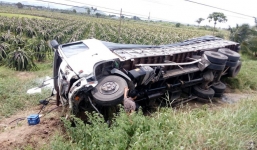 Tài xế ngủ gật, ô tô đâm nát dải phân cách, hàng trăm bao bột đá vương vãi khắp đường