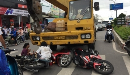 Xe cứu hộ tông 3 xe máy dừng đèn đỏ, bé trai 6 tuổi tử vong