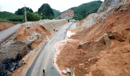 Cao tốc 12.000 tỷ ở Quảng Ninh xuất hiện nhiều điểm sạt lở, bùn lấp làn đường