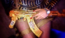 Băng đảng ma túy phô trương sự giàu có bằng súng dát vàng, siêu xe và gái đẹp