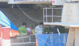 Chồng bàng hoàng phát hiện vợ tử vong dưới ghe, hai tay bị trói