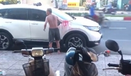 Xôn xao cảnh cụ già đổ sơn đỏ lên xe ô tô màu trắng đỗ trước cửa nhà