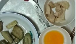 Con dâu chân đau phải nằm một chỗ, mẹ chồng cả ngày chỉ ngồi hát karaoke, tranh thủ nấu giúp bữa cơm thì chẳng thể nuốt nổi