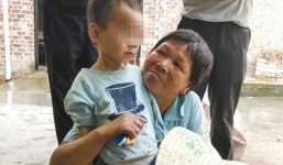 Không ai quan tâm, bé trai sống cùng xác ông suốt 5 ngày