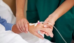 Hết vắc-xin giả, Trung Quốc lại truyền nhầm nước biển cho người dân