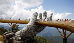 24h qua ảnh: Báo quốc tế ấn tượng với cây cầu Vàng ở Đà Nẵng