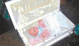 Chưa hết đau đớn vì đứa con yểu mệnh, ông bố bàng hoàng mở nắp quan tài và phát hiện ra lời nói dối khủng khiếp từ cô bạn gái