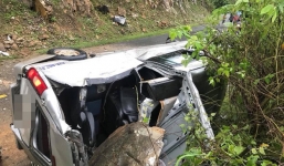 Tảng đá lớn rơi trúng làm bung nóc xe khách, 5 người bị thương