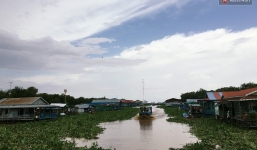 Chùm ảnh: Lớp học của những đứa trẻ Việt kiều không quốc tịch ở Biển Hồ Campuchia