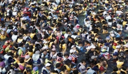 24h qua ảnh: Bể bơi đông đặc người giữa nắng nóng khủng khiếp ở Hàn Quốc