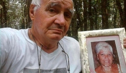 Người đàn ông 7 năm đi dạo cùng di ảnh của vợ