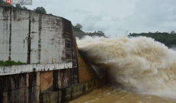 Người dân bất chấp nguy hiểm, kéo đến chụp ảnh thủy điện Hòa Bình xả lũ