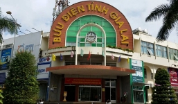 Nhân viên bưu điện quăng hàng của khách như ném rác bị đình chỉ