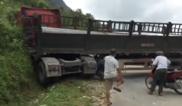 Cao Bằng: Xe đầu kéo mắc kẹt ngang đường hẹp, người dân phải dắt xe máy chui qua gầm để tiếp tục di chuyển