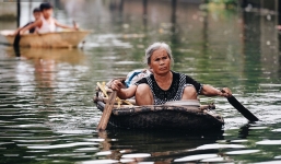Người dân Chương Mỹ trong trận lụt lịch sử: Trẻ nhỏ chưa được đến trường, người già lở loét da sau nửa tháng ngâm mình trong nước