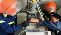 Cô gái hoảng loạn kêu cứu vì bị mắc kẹt trong thang máy giữa tầng 5 do mất điện