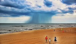 Cảnh báo nguy hiểm từ đám mây giống vòi rồng ở Hồ Tràm – Vũng Tàu