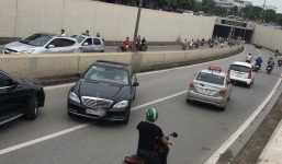 Hành động của chủ xe hơi 'siêu sang, biển khủng' trong hầm chui khiến dân mạng bức xúc