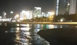 Nước thải bốc mùi hôi thối lại ồ ạt chảy ra biển Đà Nẵng lúc đêm khuya