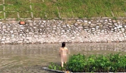 Thông tin mới vụ cô gái cởi đồ bơi ra sông Tô Lịch nhảy nhót