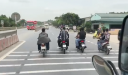 Thanh Hoá: 8 thanh niên đi 4 xe máy dàn hàng ngang thong dong giữa Quốc lộ không cho ai vượt