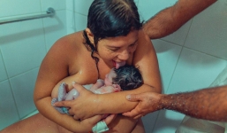 Hình ảnh sản phụ liếm con vừa chào đời gây tranh cãi dữ dội trên MXH quốc tế