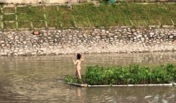 Cô gái cởi quần áo bơi ra giữa sông Tô Lịch nhảy nhót, tạo dáng gây tắc nghẽn giao thông