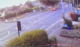 4 thanh niên lái BMW chạy trốn cảnh sát đâm vào gốc cây tử vong