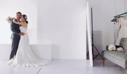 Mải mê tình cảm khi chụp ảnh cưới, cặp đôi trẻ bị chú chó cưng 'hờn dỗi' cả buổi trời