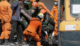 Lực lượng cứu hộ Indonesia tay không đào bới tìm người sống sót sau động đất