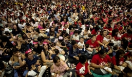 24h qua ảnh: Hàng trăm bà mẹ tham gia sự kiện cho con bú bằng sữa mẹ tại nơi công cộng