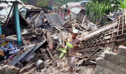 Thảm họa động đất tại Indonesia: Gần 100 người chết, nhà cửa thiệt hại hoàn toàn