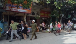 Hà Nội: Người phụ nữ có biểu hiện ngáo đá lao ra giữa đường chặn xe người dân