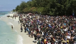 Lực lượng cứu hộ dùng tay đào bới cứu người trong động đất Indonesia