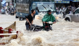 Mưa lớn cuốn trôi cả người và hàng loạt xe máy ở Đồng Nai
