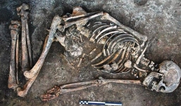 Những hình vẽ kỳ lạ trên bộ hài cốt 4.500 năm tuổi: Bí mật ngàn năm hé lộ?