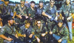 Tại sao đặc nhiệm Hải quân Mỹ (SEALs) mặc quần Jeans xanh khi tham chiến tại Việt Nam?