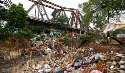 Cuộc sống của dân ngụ cư dưới chân cầu Long Biên: Hễ mở cửa là 'đón' rác vào nhà