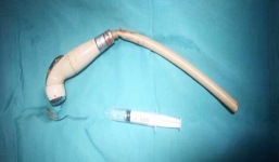 Bác sĩ hoảng hồn phát hiện vòi xịt nước 'chui' trong hậu môn nam thanh niên