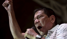 Tổng thống Philippines Duterte dọa giết cảnh sát tha hóa ngay trên sóng truyền hình