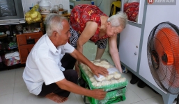 Chuyện tình chưa kể của ông lão mù bán bánh thuẫn ở Sài Gòn: 'Tui nhỏ hơn vợ 2 tuổi, mà nói chuyện dễ mến nên bả ưng tui!'