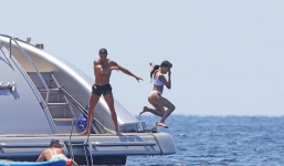 Ronaldo tinh nghịch, đẩy bạn gái khỏi du thuyền trong kì nghỉ