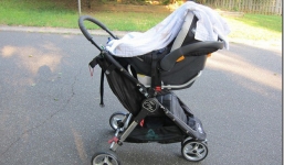 Lấy vật này che lên xe đẩy của bé, tưởng là tốt nhưng lại là sai lầm tai hại của cha mẹ