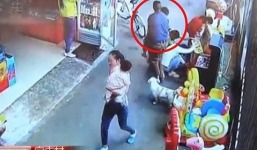 Clip bé trai bị bắt cóc táo tợn ngay chỗ đông người và lời cảnh báo cho các bậc cha mẹ