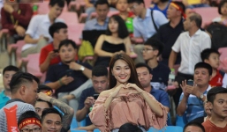 Có “người yêu tin đồn” xinh đẹp rạng ngời thế này đến cổ vũ, bảo sao Văn Đức U23 lại thi đấu thăng hoa