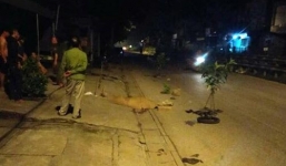 Hoảng hốt phát hiện hai nam thanh niên thương vong cạnh chiếc xe máy
