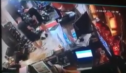Chàng trai Pháp mất đôi giày 500 USD khi ăn trưa tại một hostel ở Sài Gòn, đăng clip từ camera an ninh nhờ cộng đồng tìm kẻ trộm