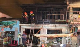 Người dân phá cửa giải cứu nam thanh niên say rượu trong căn nhà gỗ bốc cháy